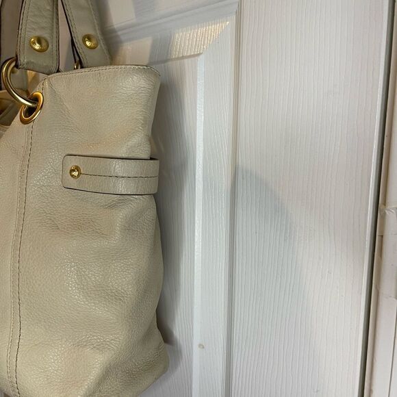 Liz Claiborne Leather Beige Large shoulder bag gold tone brass hardwares . - Picture 6 of 12
